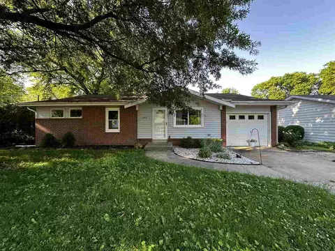 2004 9th St, Coralville, IA 52241