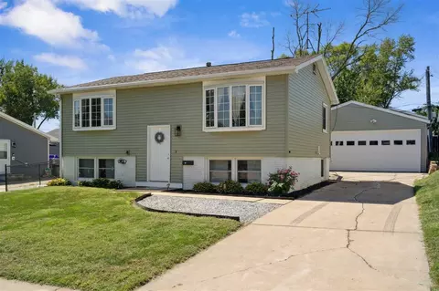 218 Lynda Dr NW, Cedar Rapids, IA 52405
