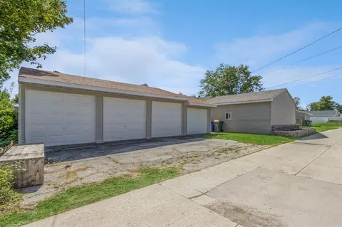 922 E Ave NW, Cedar Rapids, IA 52405 photo 2