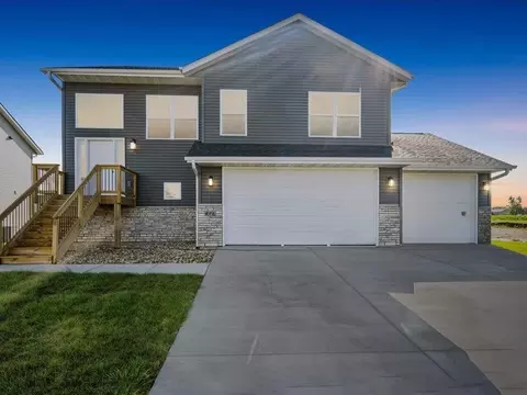 806 Windam Dr, Solon, IA 52333