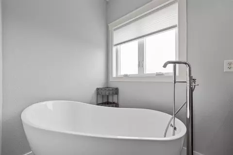 Bath - 4425 Plumberry Rd, Ely, IA 52227 photo 3 of 6