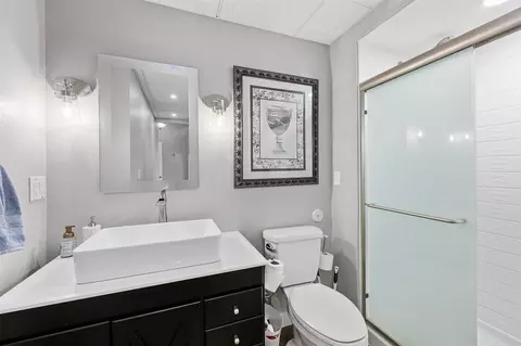 Bath - 4425 Plumberry Rd, Ely, IA 52227 photo 6 of 6
