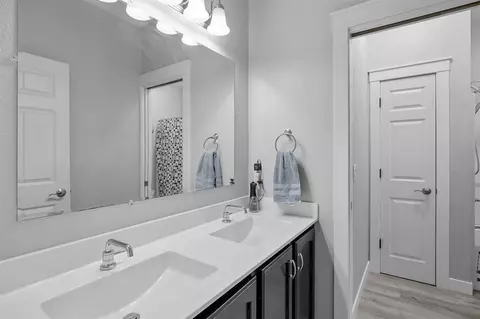 Bath - 4425 Plumberry Rd, Ely, IA 52227 photo 5 of 6
