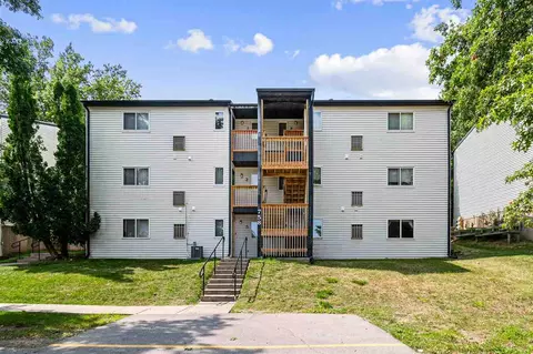758 Westwinds Dr, Iowa City, IA 52246