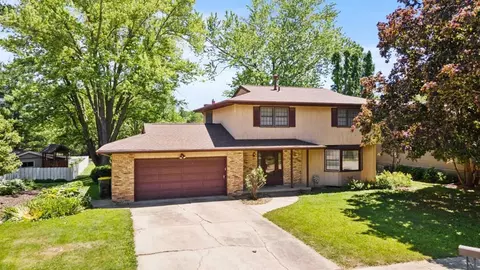 6 Durham Ct, Iowa City, IA 52240