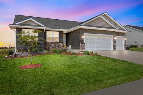 1601 SW Prairie Rose Dr, Cedar Rapids, IA 52404