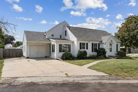 1287 Hazel Dr, Cedar Rapids, IA 52402