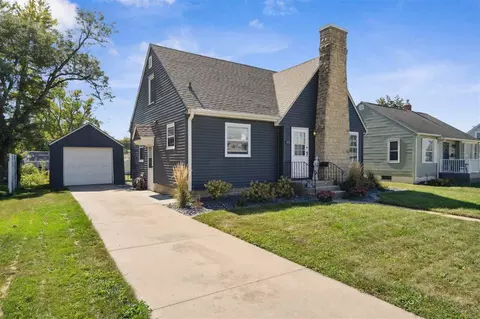835 27th St NE, Cedar Rapids, IA 52402