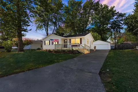 909 S 10th Ave, Washington, IA 52353