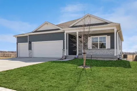 2825 Prairielight Dr, Hiawatha, IA 52233