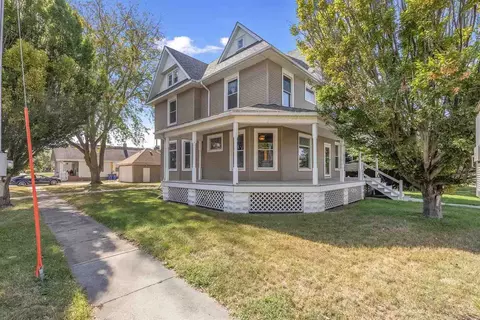 327 E Washington St, Washington, IA 52353