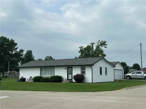 1599 Lafayette Ave, Marengo, IA 52301