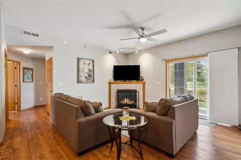 90 Circle Dr, North Liberty, IA 52317