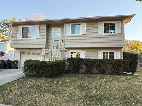 831 Sandusky Dr, Iowa City, IA 52240