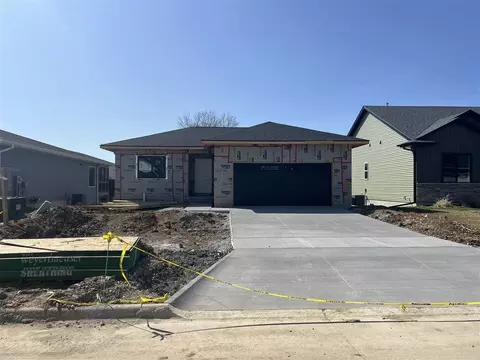 59 Huntington Dr, Iowa City, IA 52245