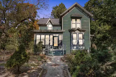 806 Kirkwood Ave, Iowa City, IA 52240