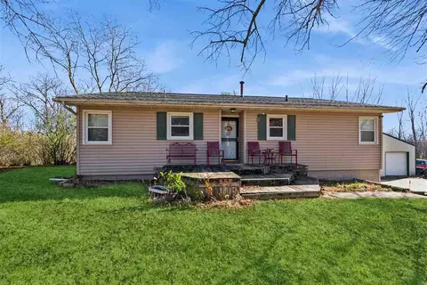 557 S 2nd St, Coggon, IA 52218
