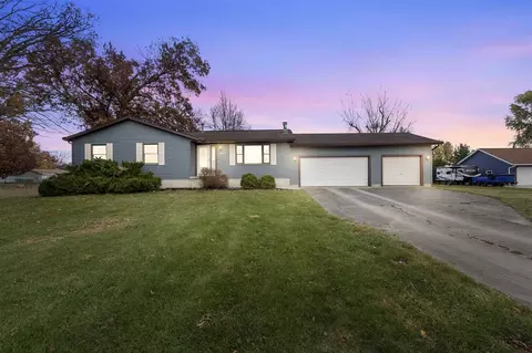 460 Beverly St, Robins, IA 52328