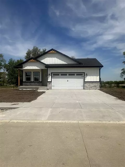 260 Knoll Ridge Dr, Hills, IA 52235