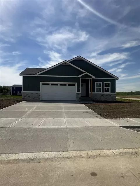 331 Knoll Ridge Dr, Hills, IA 52235