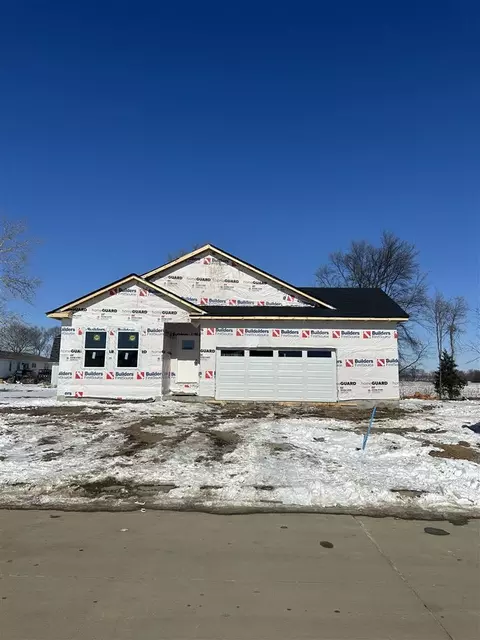 300 Knoll Ridge Dr, Hills, IA 52235