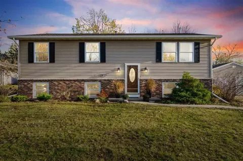 20 Kinson Ct, Robins, IA 52328