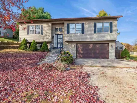 604 3rd St S, Coggon, IA 52218