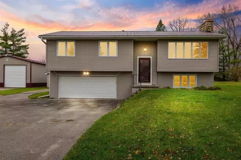 34 Klemish Cir, Center Point, IA 52213