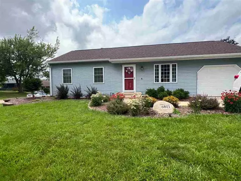 6801 NE Arbor Ln, Cedar Rapids, IA 52402