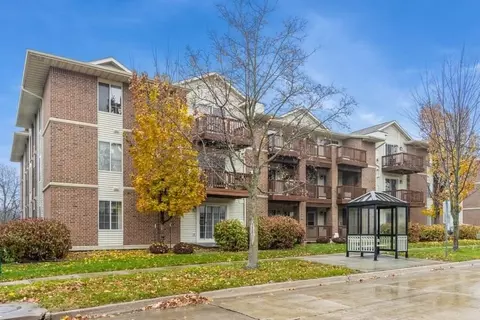 482 W Side Dr, Iowacity, IA 52246