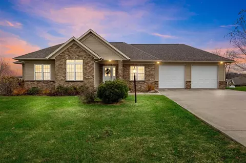 1127 Paradise Ln, Kalona, IA 52247