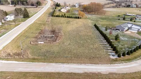 896 Daulton Dr, Tipton, IA 52772