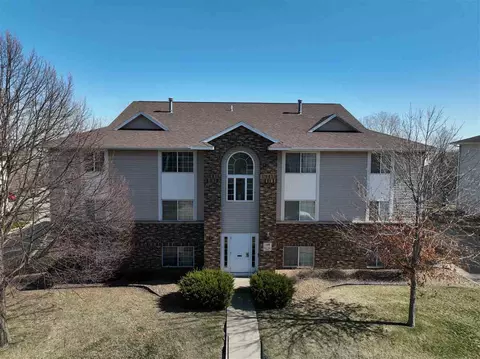 128 W Side Dr, Iowacity, IA 52246