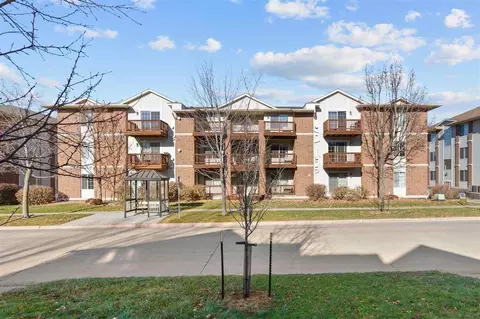 468 W Side Dr, Iowacity, IA 52246