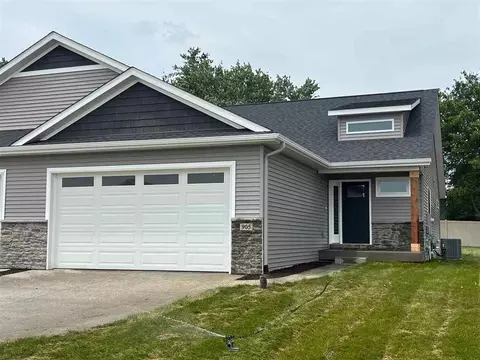 905 Prairie View Dr, West Branch, IA 52358