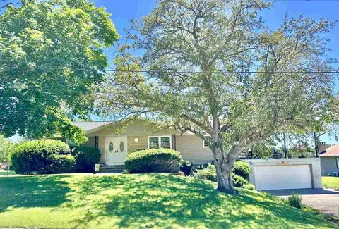 105 Fairview Dr, Wellman, IA 52356