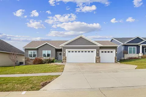 2918 Terrapin Dr, Hiawatha, IA 52233