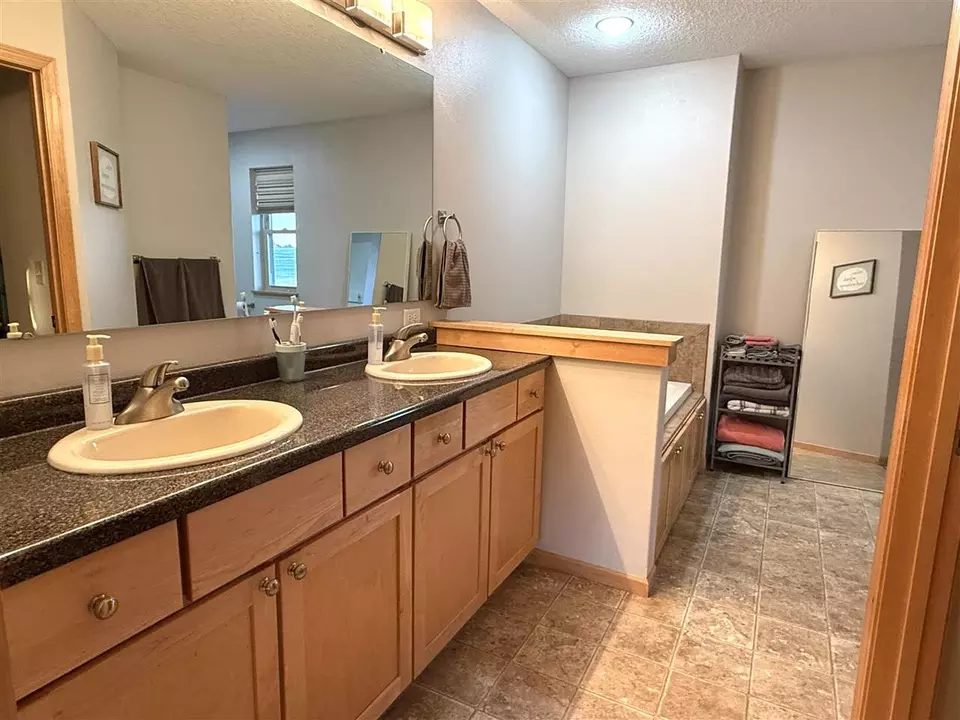 Bath - 189 Kenton Way, Williamsburg, IA 52361 photo 2 of 5