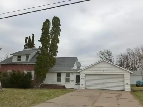 204 1st Ave, Newhall, IA 52315
