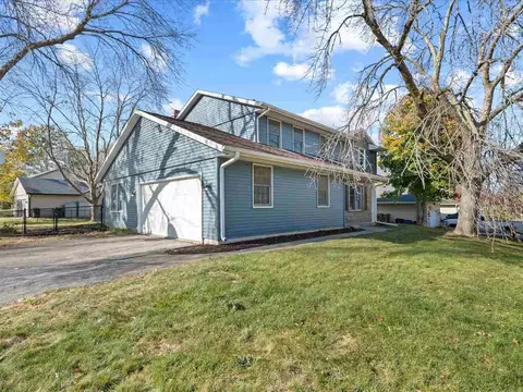 7003 Candlewick Dr NE, Cedar Rapids, IA 52402