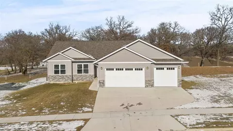 208 N Ridge Pl, Kalona, IA 52247