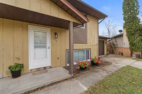 1309 Southview Cir, Coralville, IA 52241