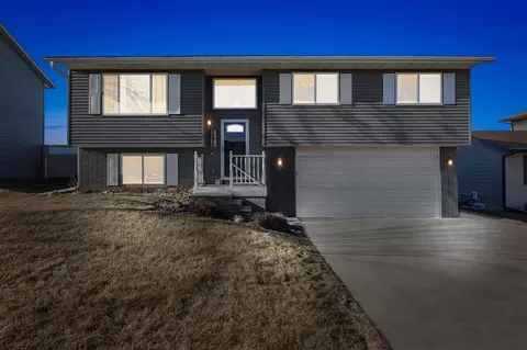 1370 S 15th St, Marion, IA 52302