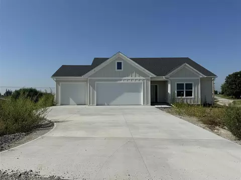 2015 Redtop Ct SW, Kalona, IA 52247