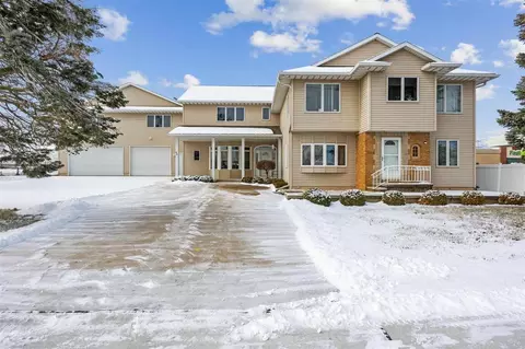 2320 Bowling St SW, Cedar Rapids, IA 52404