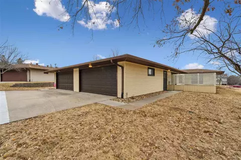 2415 Walden Ct, Iowa City, IA 52246
