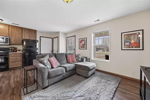 Living - 917 9th Ave SE, Cedar Rapids, IA 52401 photo 2 of 4