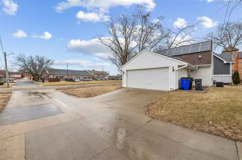 Exterior - 917 9th Ave SE, Cedar Rapids, IA 52401 photo 4 of 4