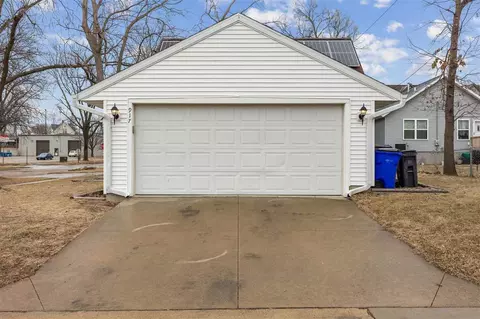 Exterior - 917 9th Ave SE, Cedar Rapids, IA 52401 photo 3 of 4