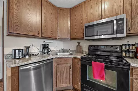 Kitchen - 917 9th Ave SE, Cedar Rapids, IA 52401 photo 5 of 5